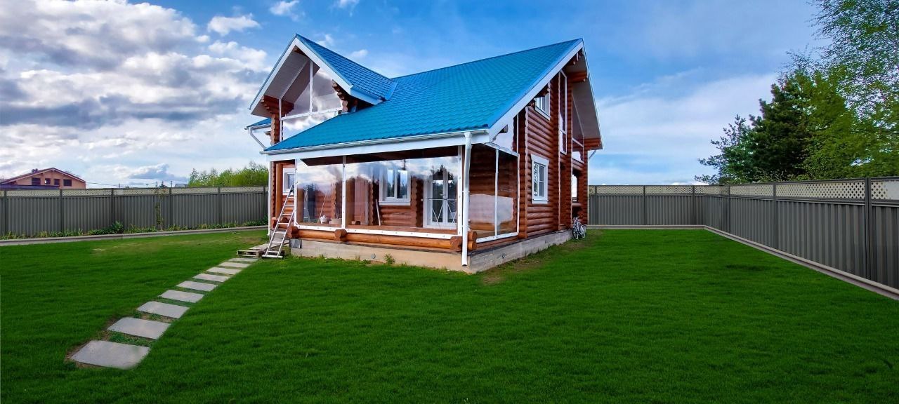 Мягкие окна на веранде загородного дома в Великооктябрьском